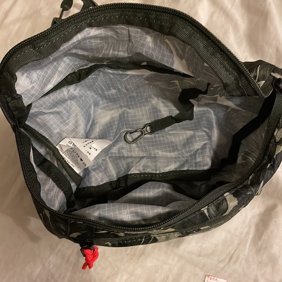 NWT Fanny Pack Stowaway Belt Bag - Picture 10 of 11
